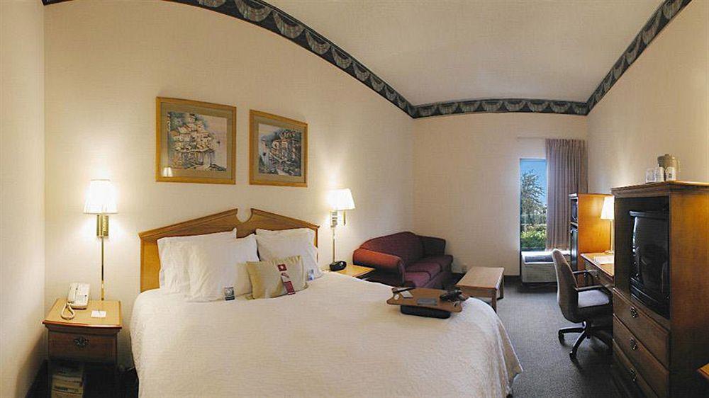 Hampton Houston 3*